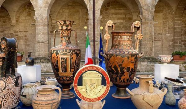 Immagine dei reperti recuperati dal Comando Carabinieri Tutela Patrimonio Culturale a Taranto